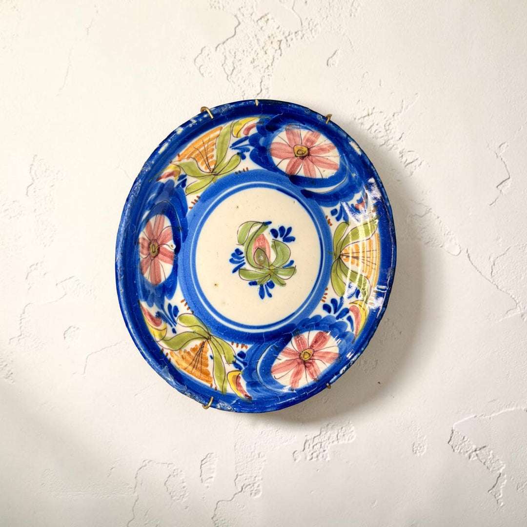Plato antiguo de cerámica esmaltada pintado a mano - Cositas Antiguas – La Guadaña, Anticuarios Online en Jerez , vender antigüedades, muebles antiguos