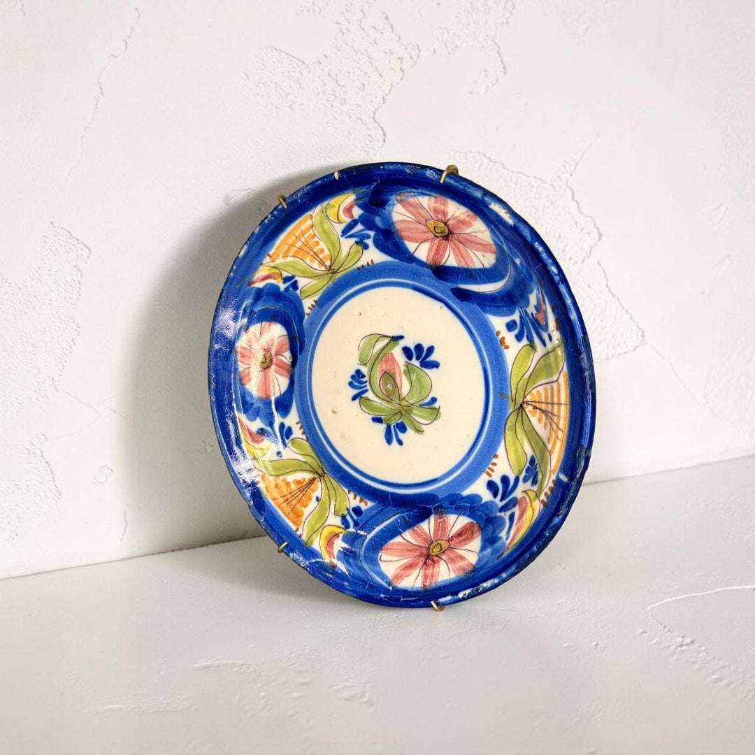 Plato antiguo de cerámica esmaltada pintado a mano - Cositas Antiguas – La Guadaña, Anticuarios Online en Jerez , vender antigüedades, muebles antiguos