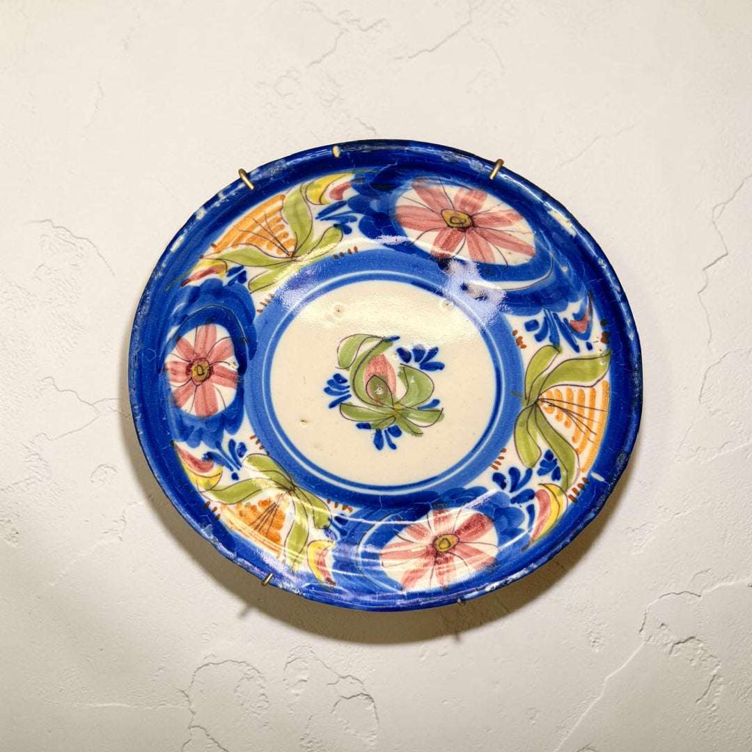 Plato antiguo de cerámica esmaltada pintado a mano - Cositas Antiguas – La Guadaña, Anticuarios Online en Jerez , vender antigüedades, muebles antiguos