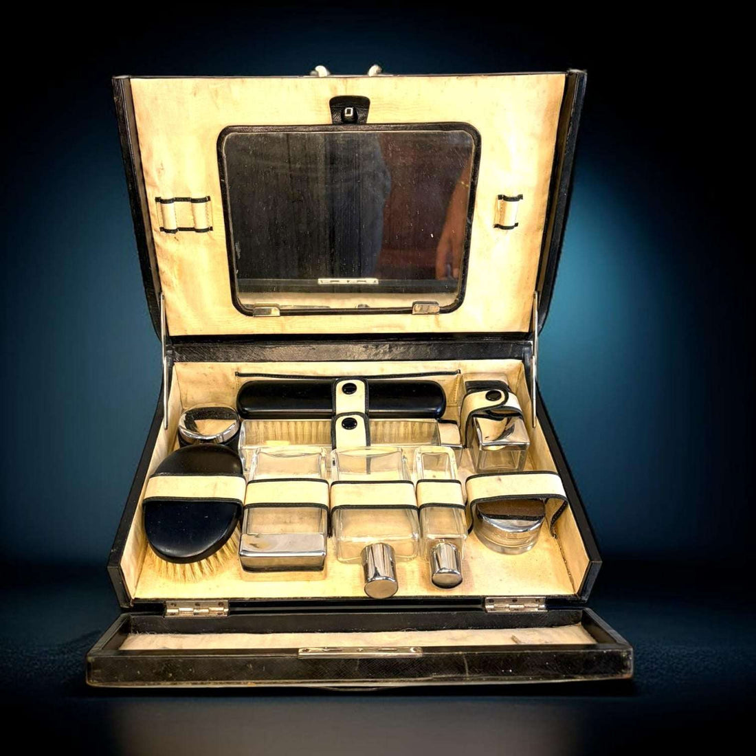 Neceser de viaje antiguo en cuero negro con espejo - Cositas Antiguas – La Guadaña, Anticuarios Online en Jerez , vender antigüedades, muebles antiguos