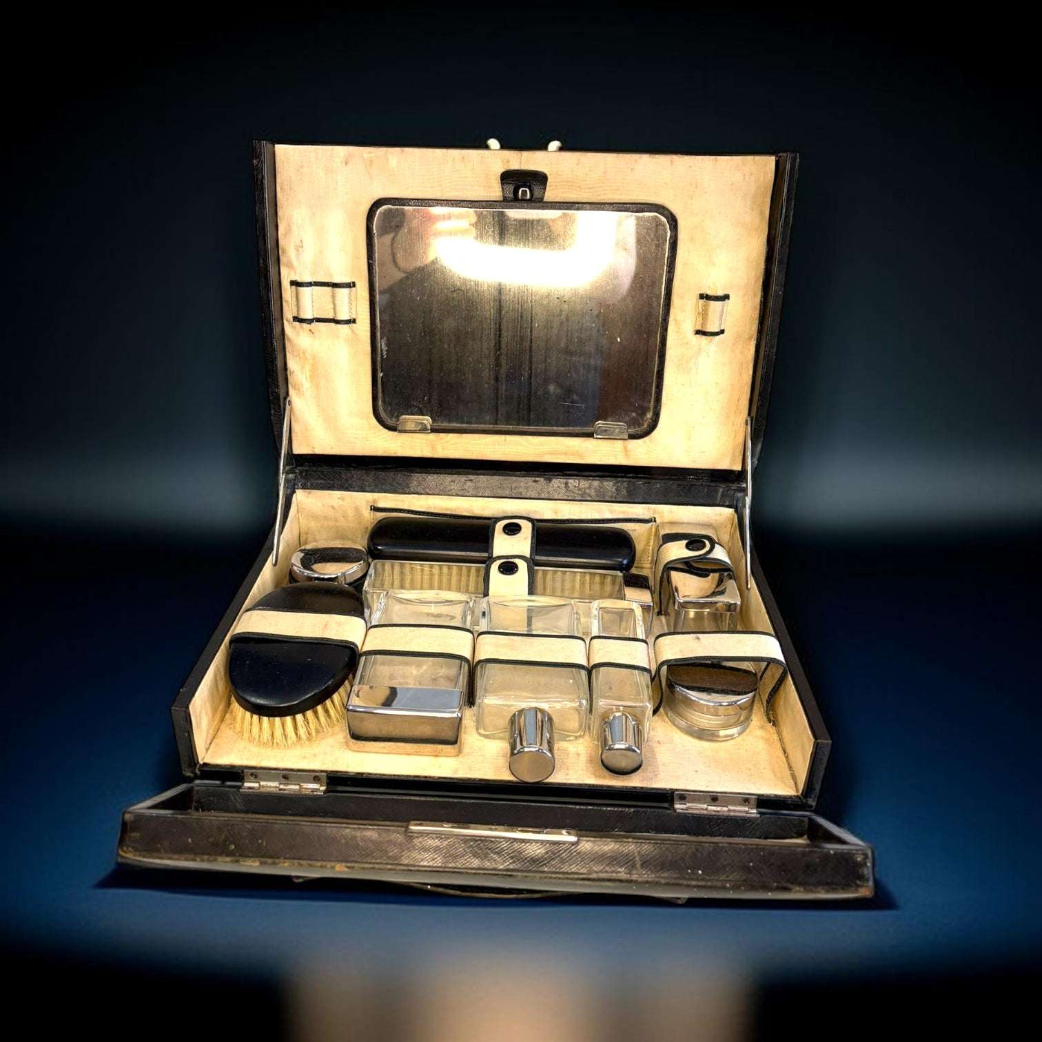 Neceser de viaje antiguo en cuero negro con espejo - Cositas Antiguas – La Guadaña, Anticuarios Online en Jerez , vender antigüedades, muebles antiguos