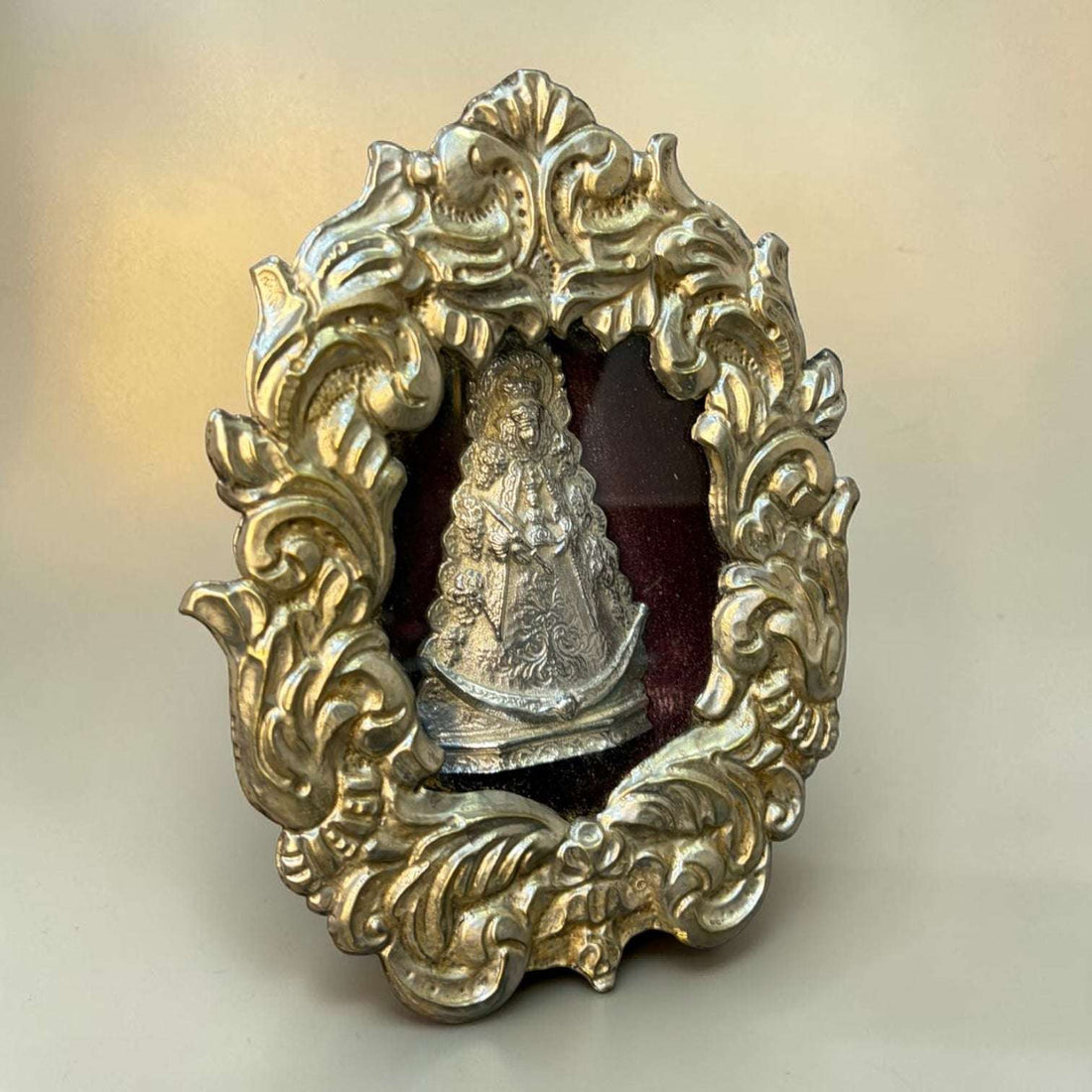 Relicario plateado Virgen del Rocío decorativo - Cositas Antiguas – La Guadaña, Anticuarios Online en Jerez , vender antigüedades, muebles antiguos