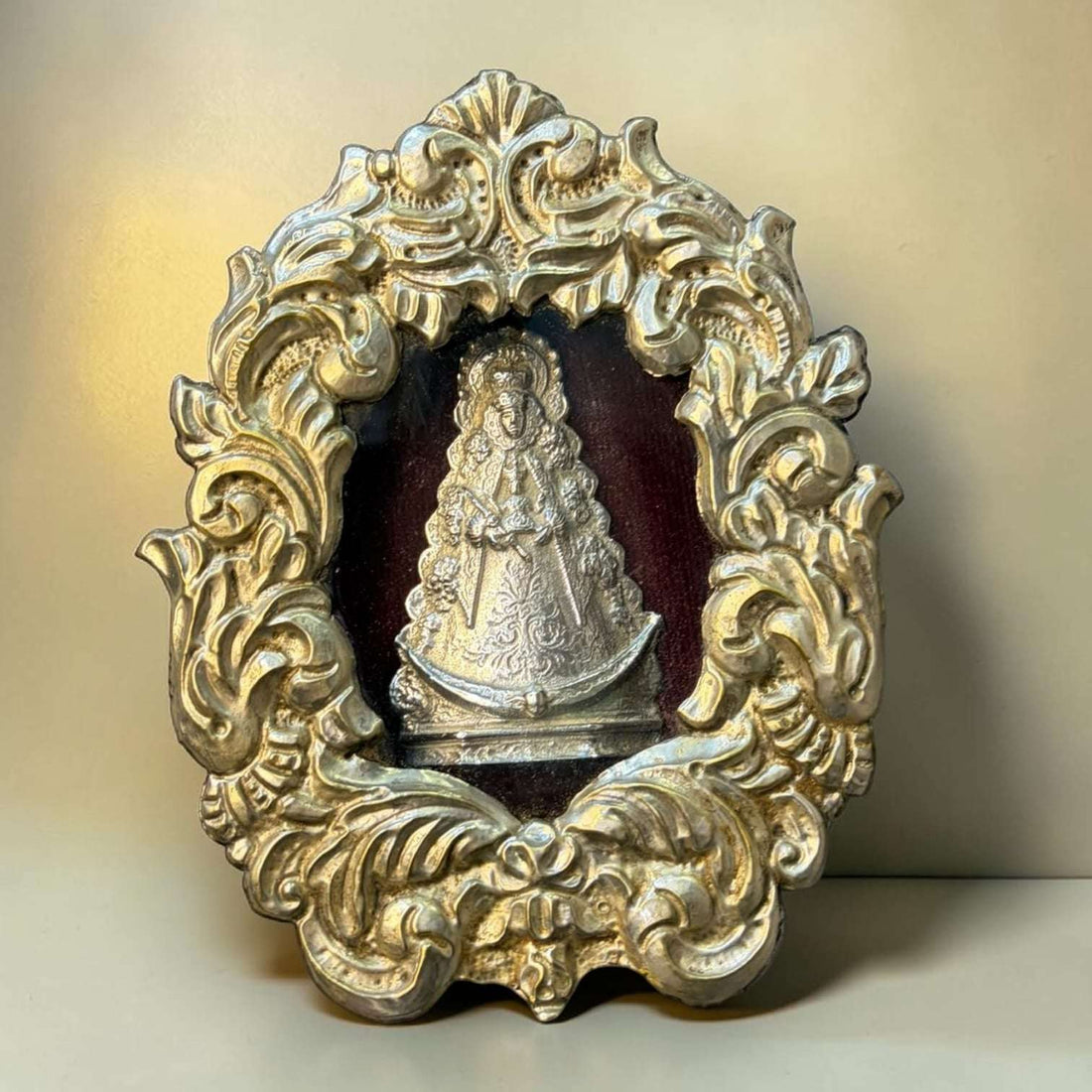 Relicario plateado Virgen del Rocío decorativo - Cositas Antiguas – La Guadaña, Anticuarios Online en Jerez , vender antigüedades, muebles antiguos