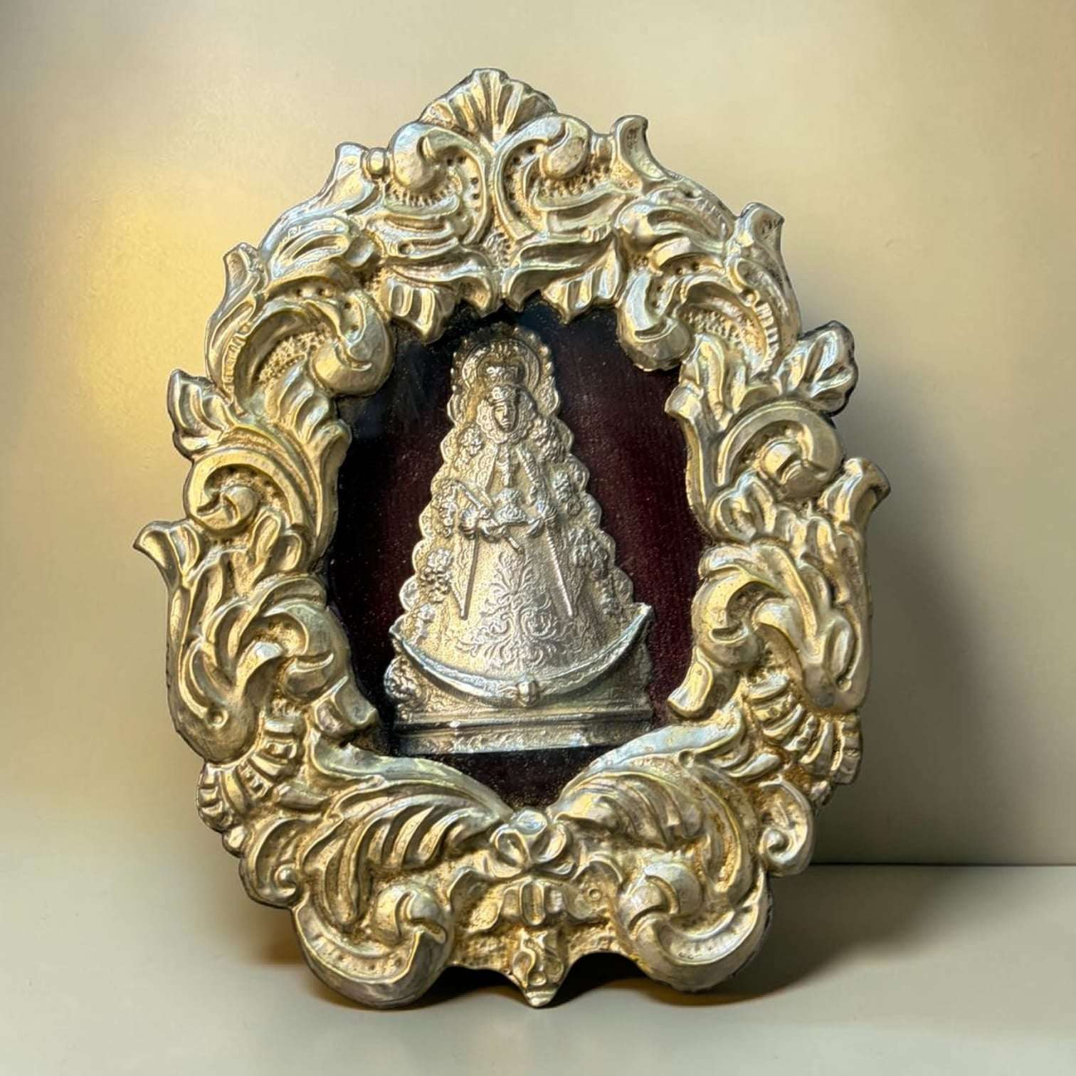 Relicario plateado Virgen del Rocío decorativo - Cositas Antiguas – La Guadaña, Anticuarios Online en Jerez , vender antigüedades, muebles antiguos