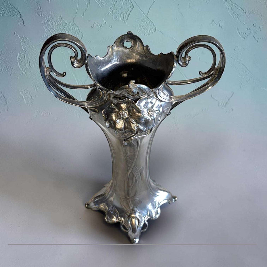 Florero Art Nouveau de estaño con asas curvas - Cositas Antiguas – La Guadaña, Anticuarios Online en Jerez , vender antigüedades, muebles antiguos