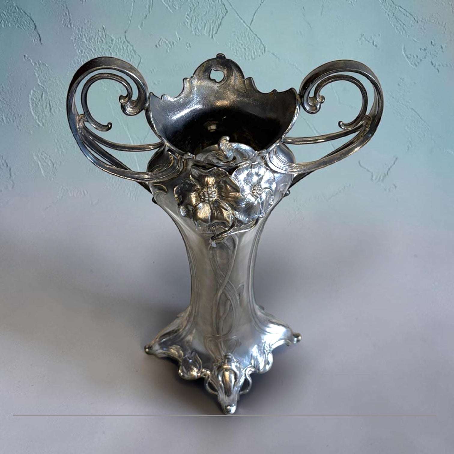 Florero Art Nouveau de estaño con asas curvas - Cositas Antiguas – La Guadaña, Anticuarios Online en Jerez , vender antigüedades, muebles antiguos