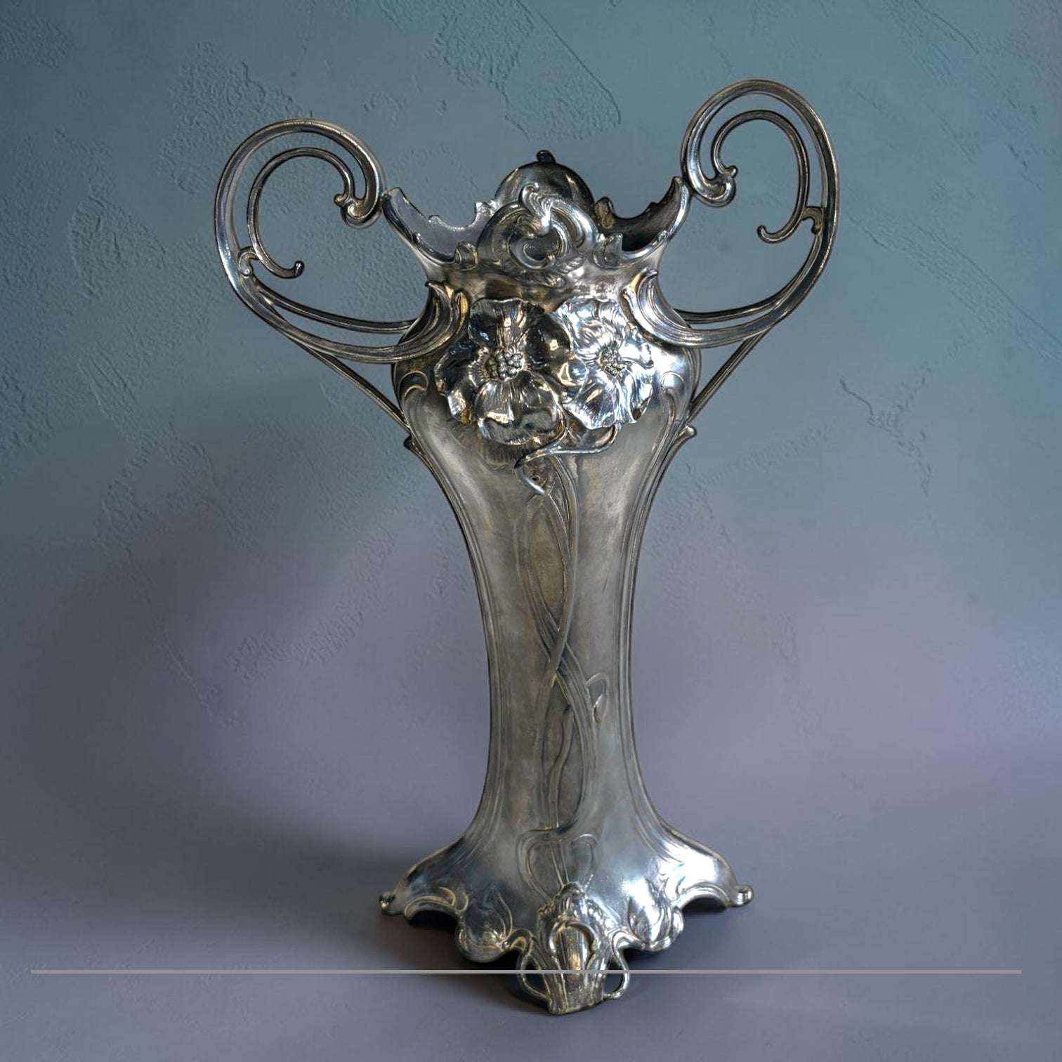 Florero Art Nouveau de estaño con asas curvas - Cositas Antiguas – La Guadaña, Anticuarios Online en Jerez , vender antigüedades, muebles antiguos