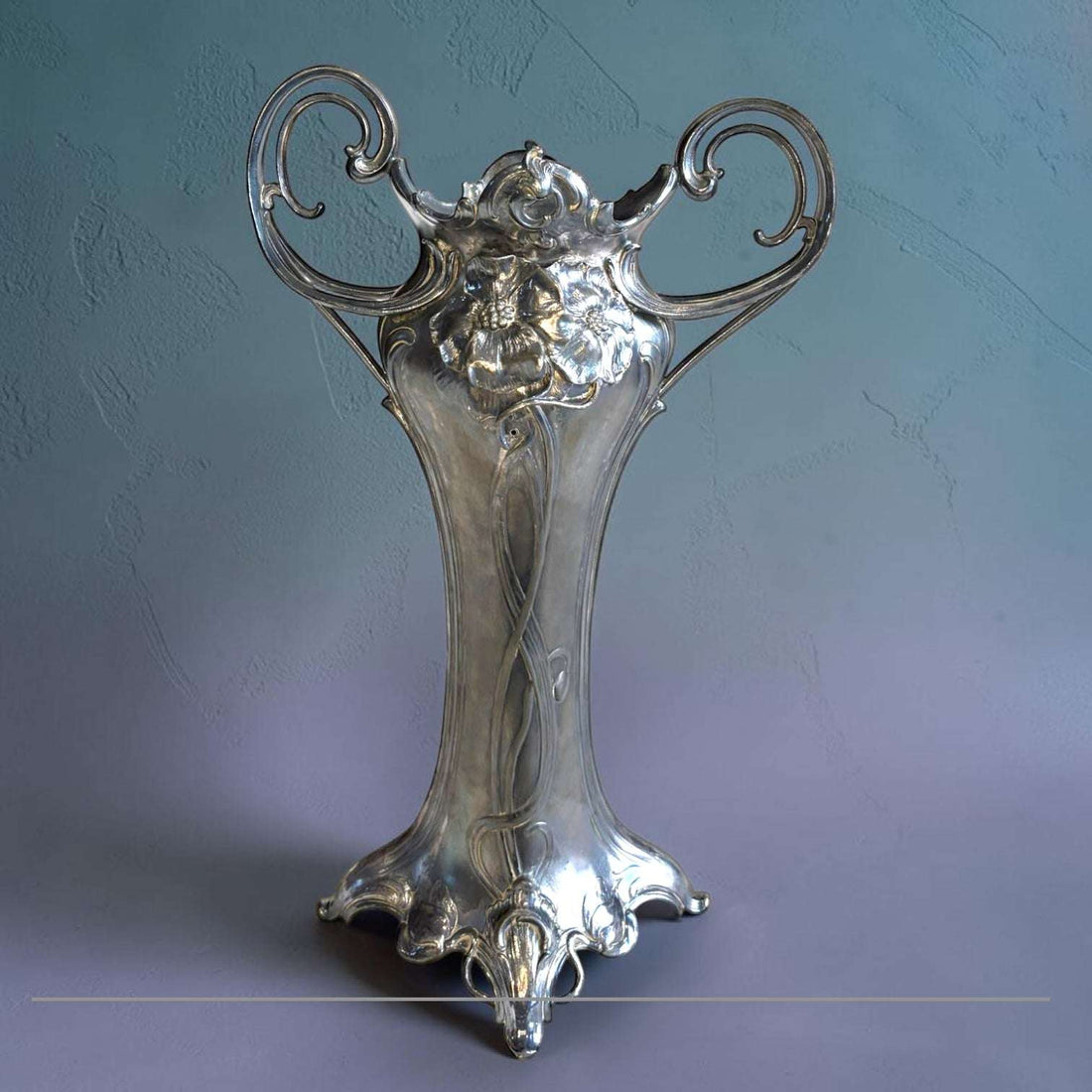 Florero Art Nouveau de estaño con asas curvas - Cositas Antiguas – La Guadaña, Anticuarios Online en Jerez , vender antigüedades, muebles antiguos