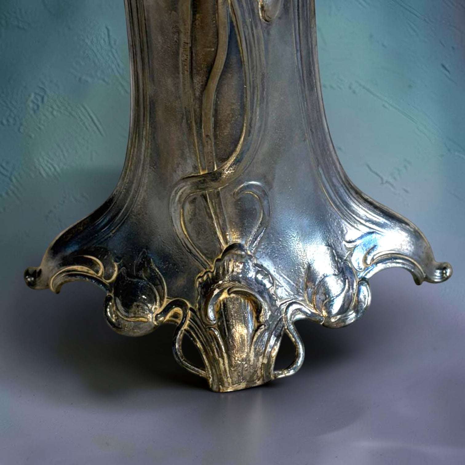 Florero Art Nouveau de estaño con asas curvas - Cositas Antiguas – La Guadaña, Anticuarios Online en Jerez , vender antigüedades, muebles antiguos