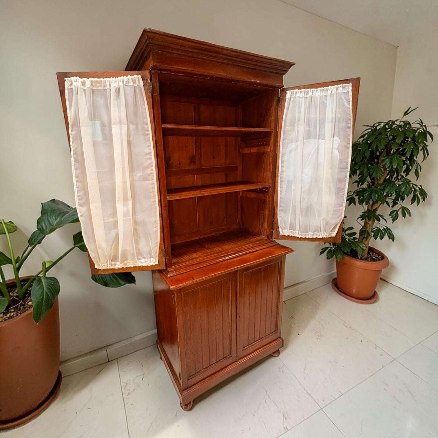 Vitrina antigua de madera con cristal y alacena - Cositas Antiguas – La Guadaña, Anticuarios Online en Jerez , vender antigüedades, muebles antiguos