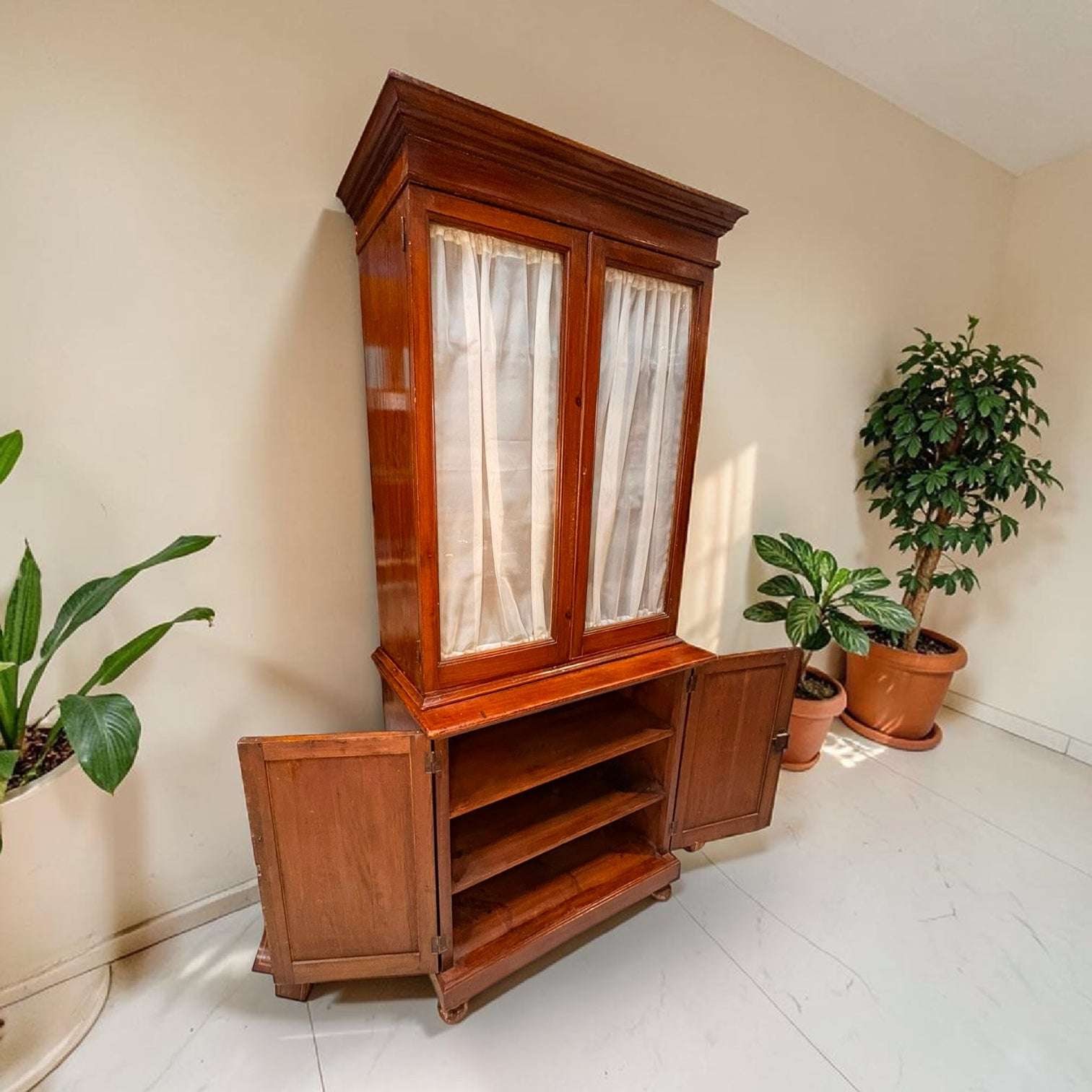 Vitrina antigua de madera con cristal y alacena - Cositas Antiguas – La Guadaña, Anticuarios Online en Jerez , vender antigüedades, muebles antiguos