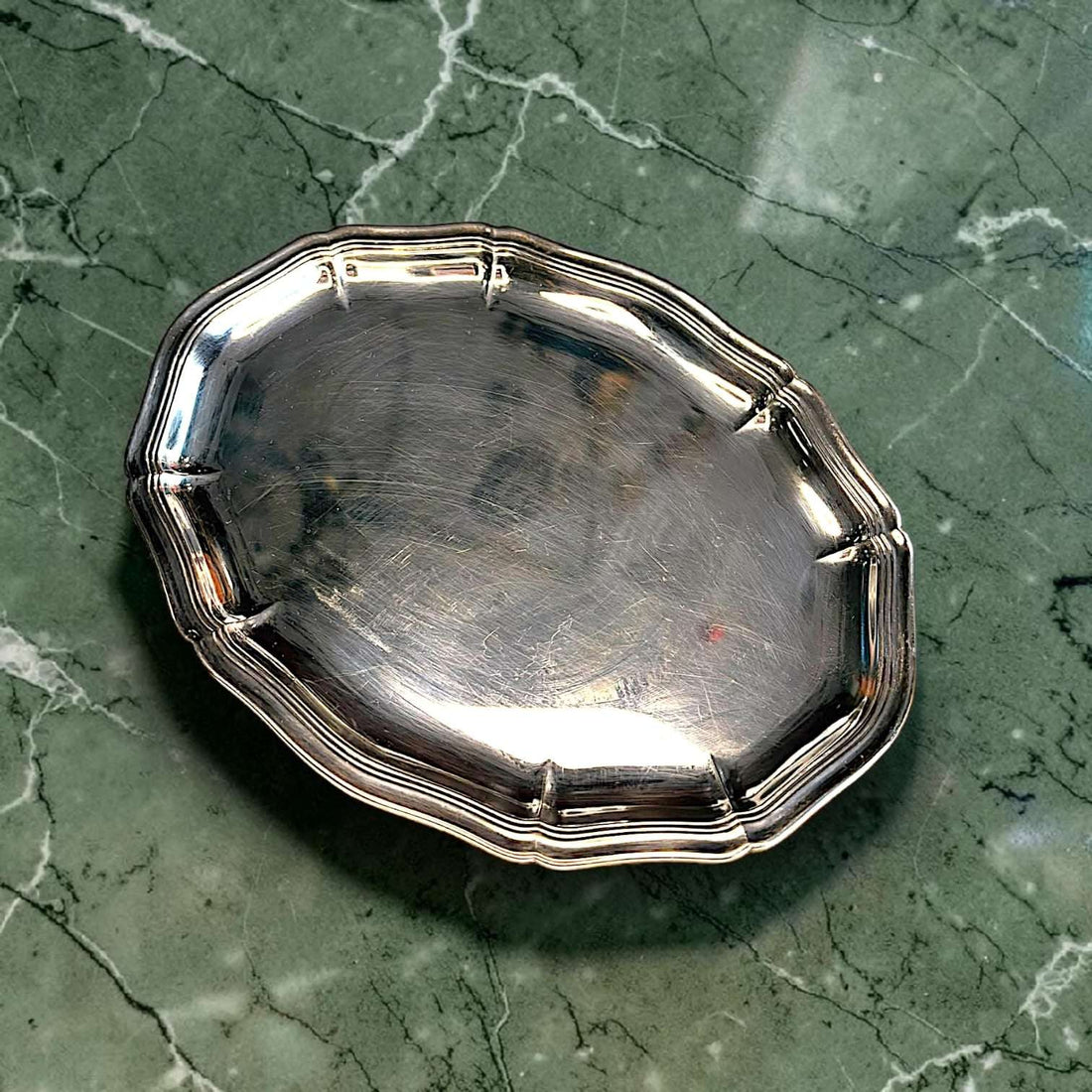 Bandeja de metal plateado antigua decorativa - Cositas Antiguas – La Guadaña, Anticuarios Online en Jerez , vender antigüedades, muebles antiguos