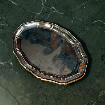Bandeja de metal plateado antigua decorativa - Cositas Antiguas – La Guadaña, Anticuarios Online en Jerez , vender antigüedades, muebles antiguos