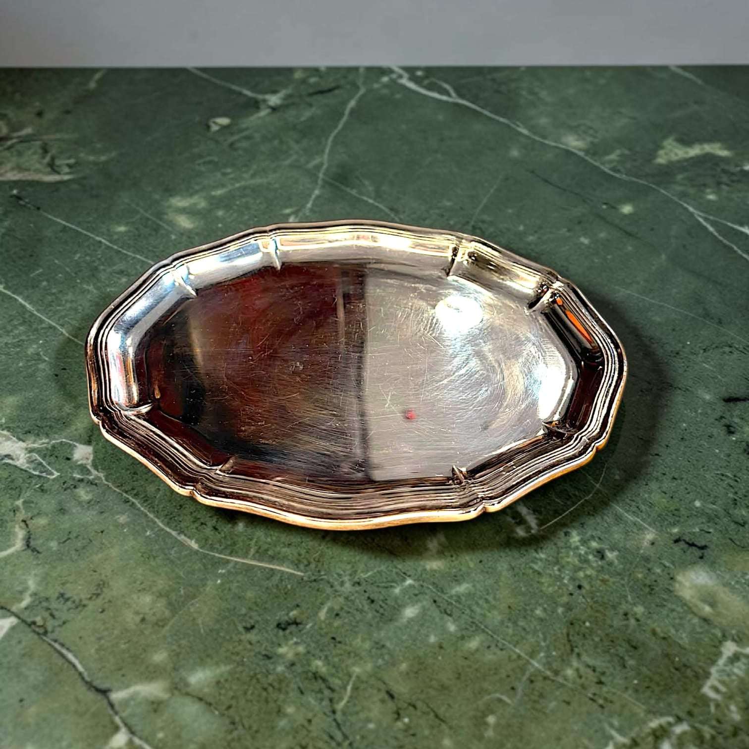 Bandeja de metal plateado antigua decorativa - Cositas Antiguas – La Guadaña, Anticuarios Online en Jerez , vender antigüedades, muebles antiguos