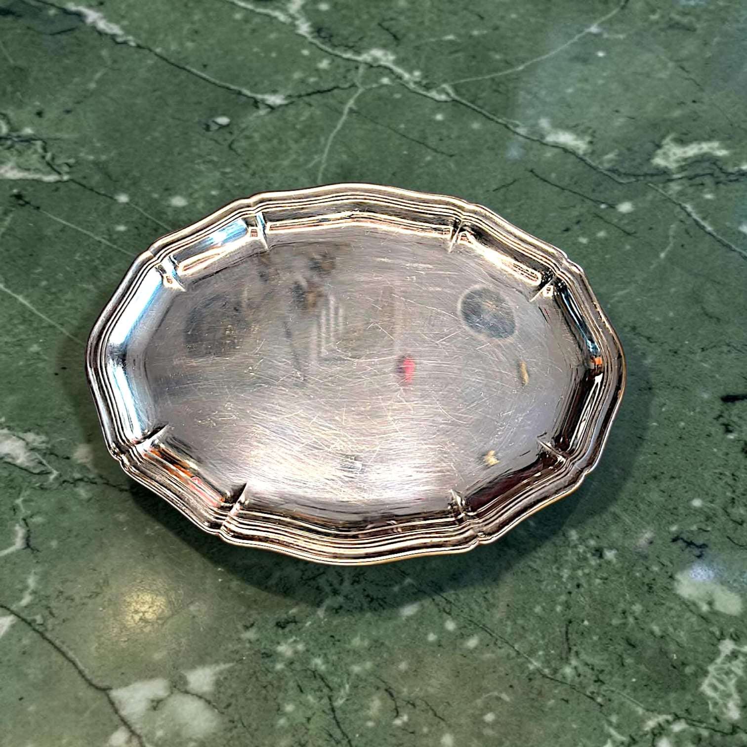 Bandeja de metal plateado antigua decorativa - Cositas Antiguas – La Guadaña, Anticuarios Online en Jerez , vender antigüedades, muebles antiguos