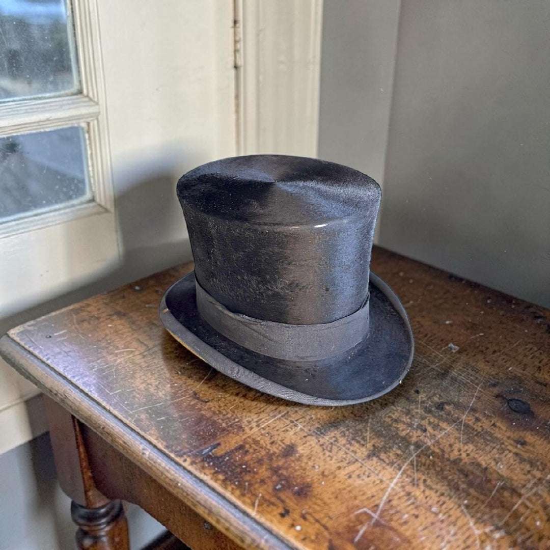 Sombrero de copa antiguo con caja original de época - Cositas Antiguas – La Guadaña, Anticuarios Online en Jerez , vender antigüedades, muebles antiguos
