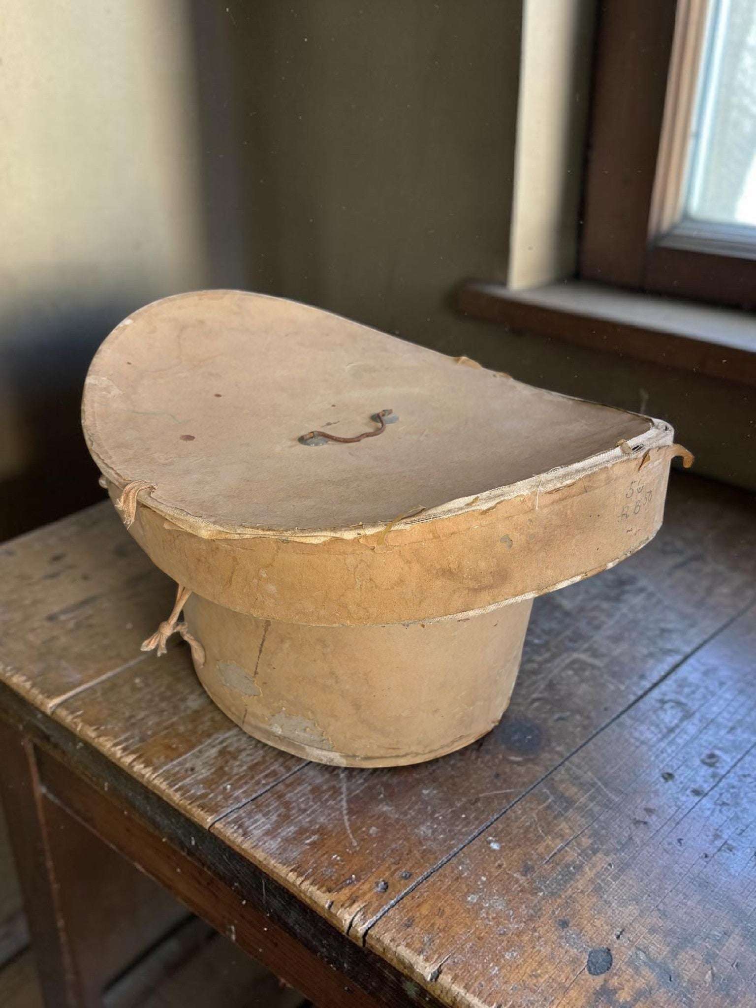 Sombrero de copa antiguo con caja original de época - Cositas Antiguas – La Guadaña, Anticuarios Online en Jerez , vender antigüedades, muebles antiguos