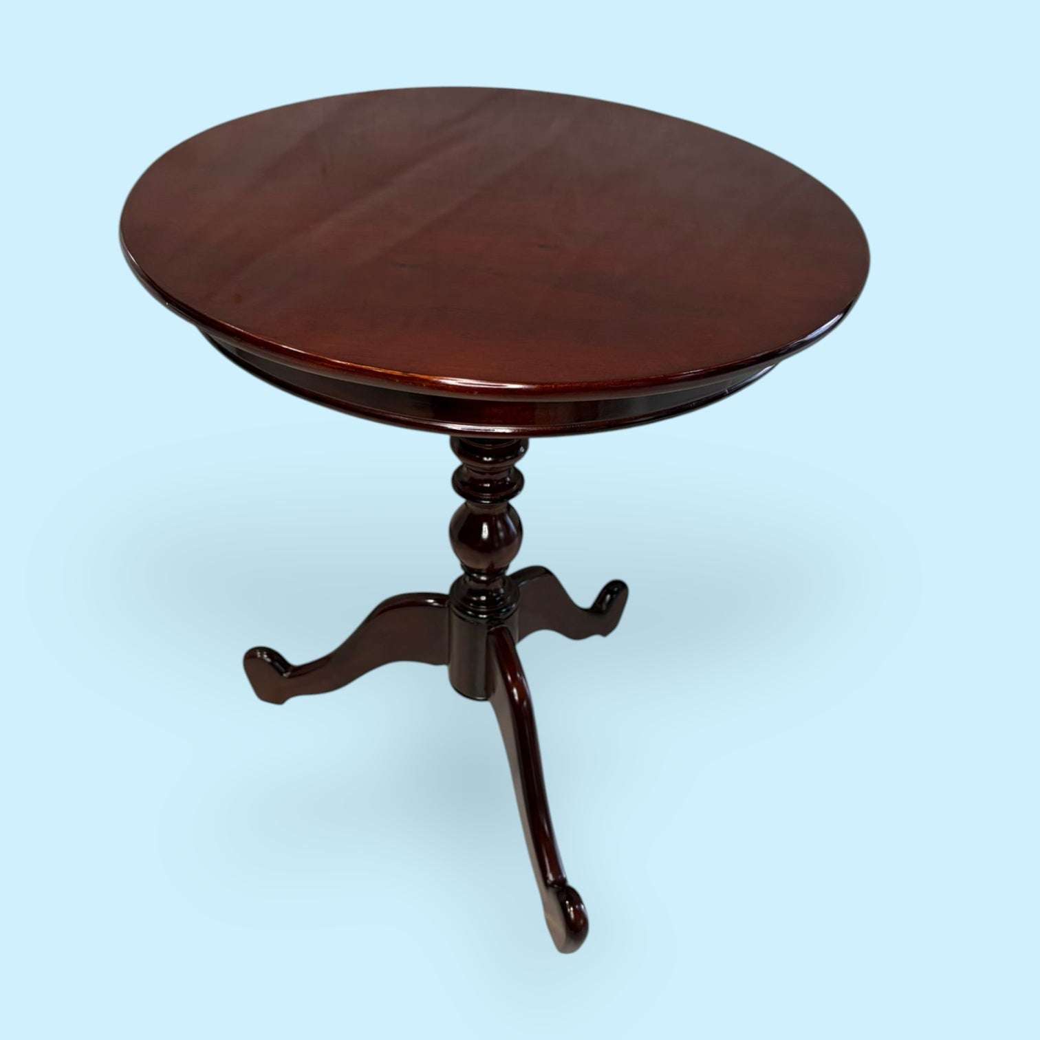 Velador de caoba redondo con pie trípode clásico - Cositas Antiguas – La Guadaña, Anticuarios Online en Jerez , vender antigüedades, muebles antiguos