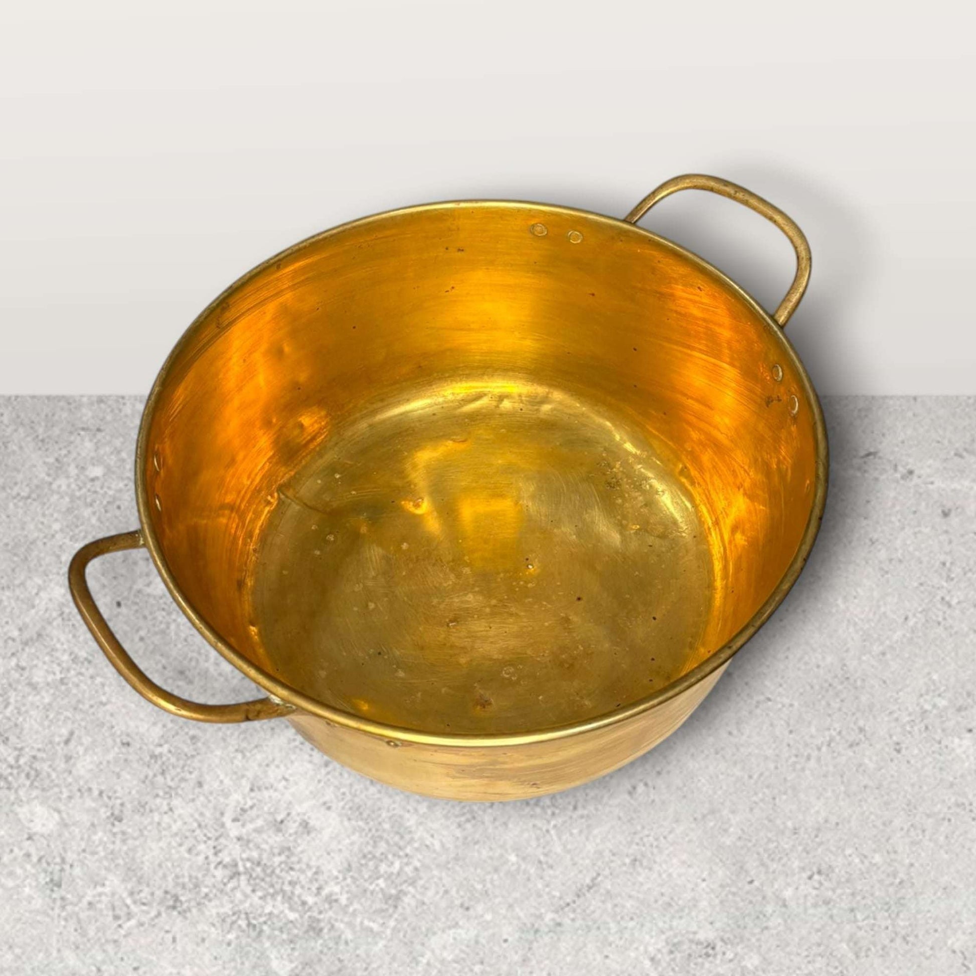 Caldero de metal dorado vintage con asas laterales - Cositas Antiguas – La Guadaña, Anticuarios Online en Jerez , vender antigüedades, muebles antiguos
