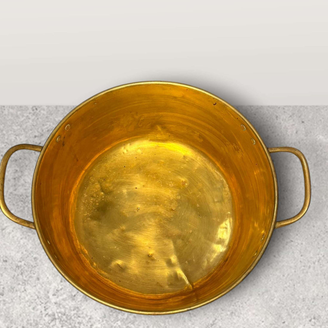 Caldero de metal dorado vintage con asas laterales - Cositas Antiguas – La Guadaña, Anticuarios Online en Jerez , vender antigüedades, muebles antiguos