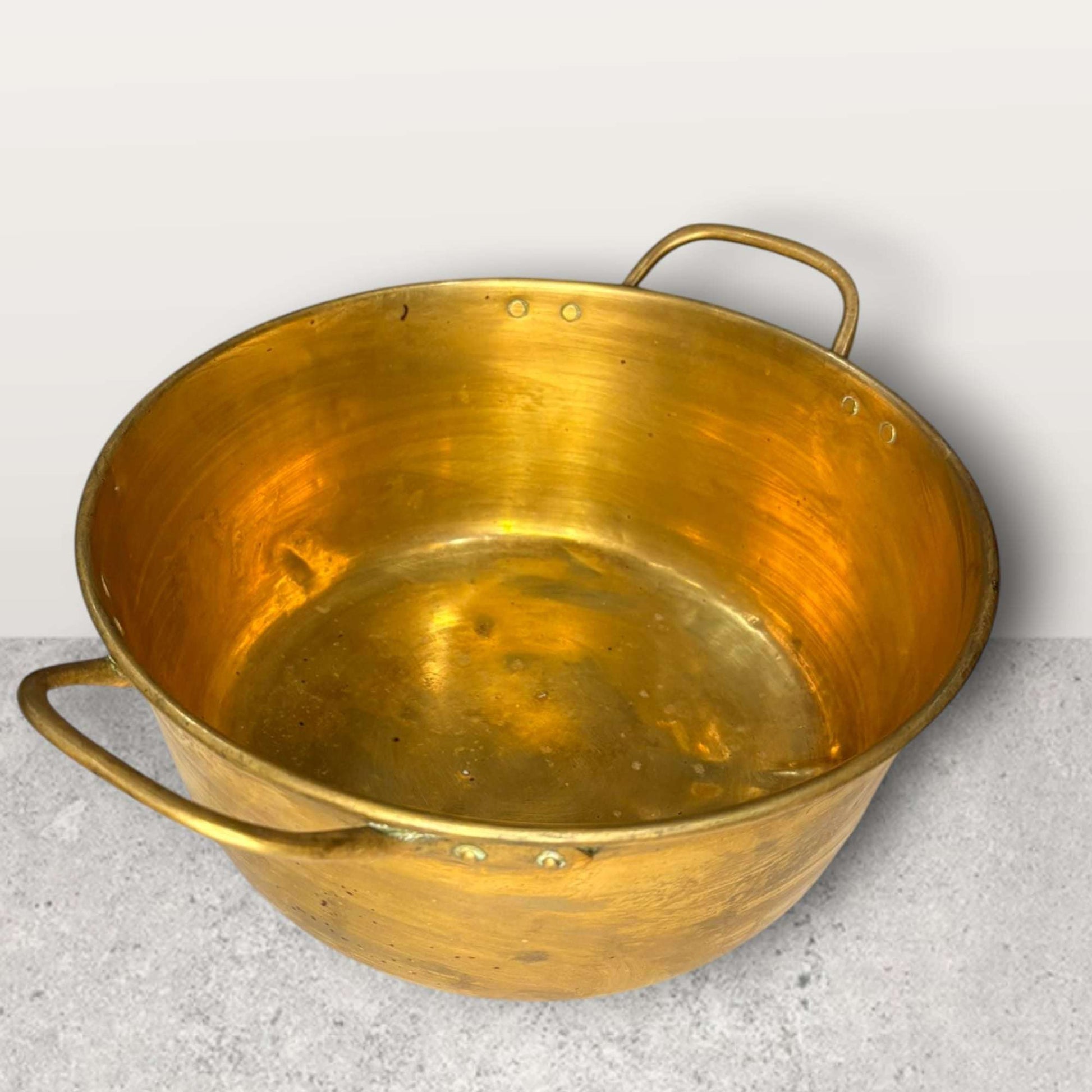 Caldero de metal dorado vintage con asas laterales - Cositas Antiguas – La Guadaña, Anticuarios Online en Jerez , vender antigüedades, muebles antiguos