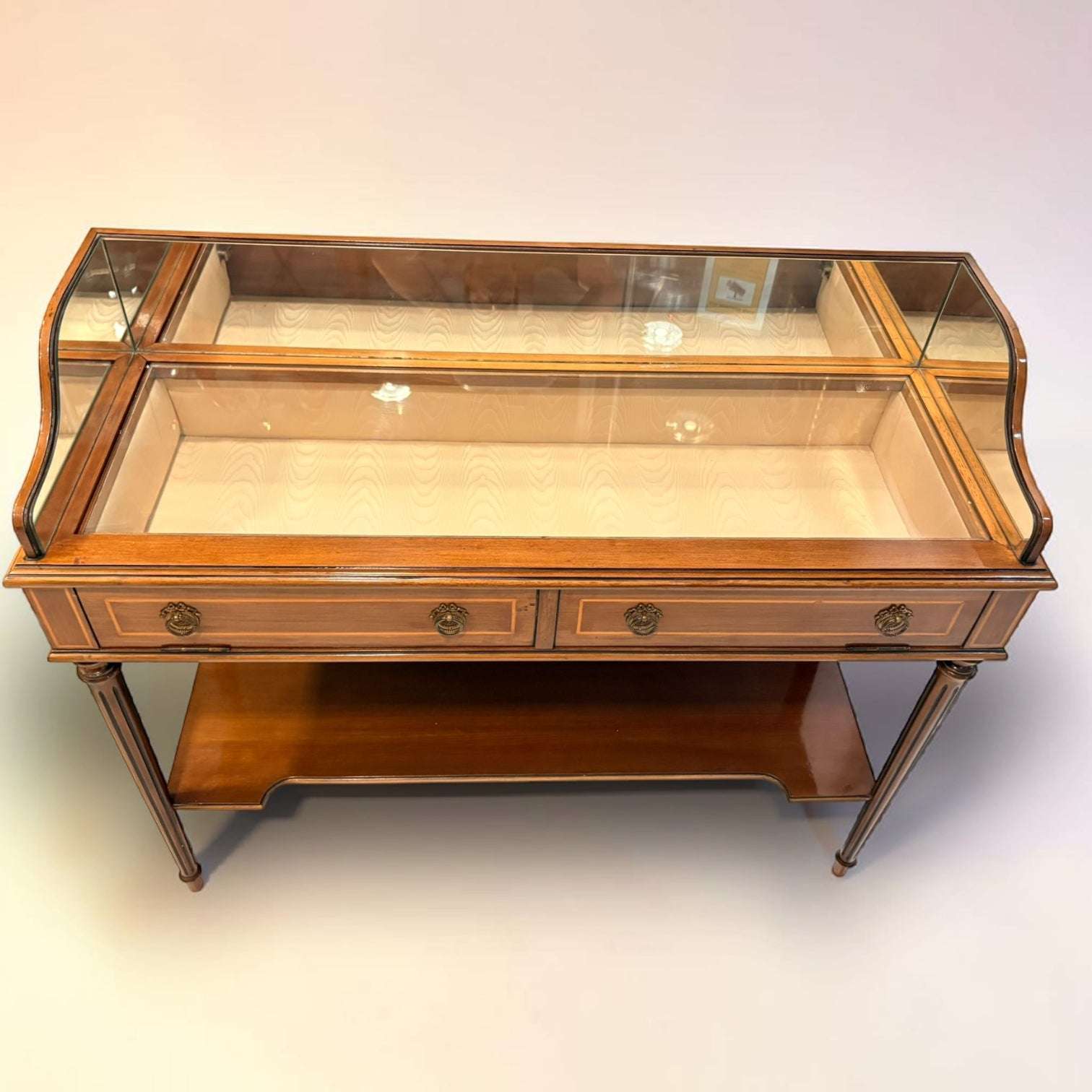 Expositor Luis XVI de caoba y cristal transparente - Cositas Antiguas – La Guadaña, Anticuarios Online en Jerez , vender antigüedades, muebles antiguos