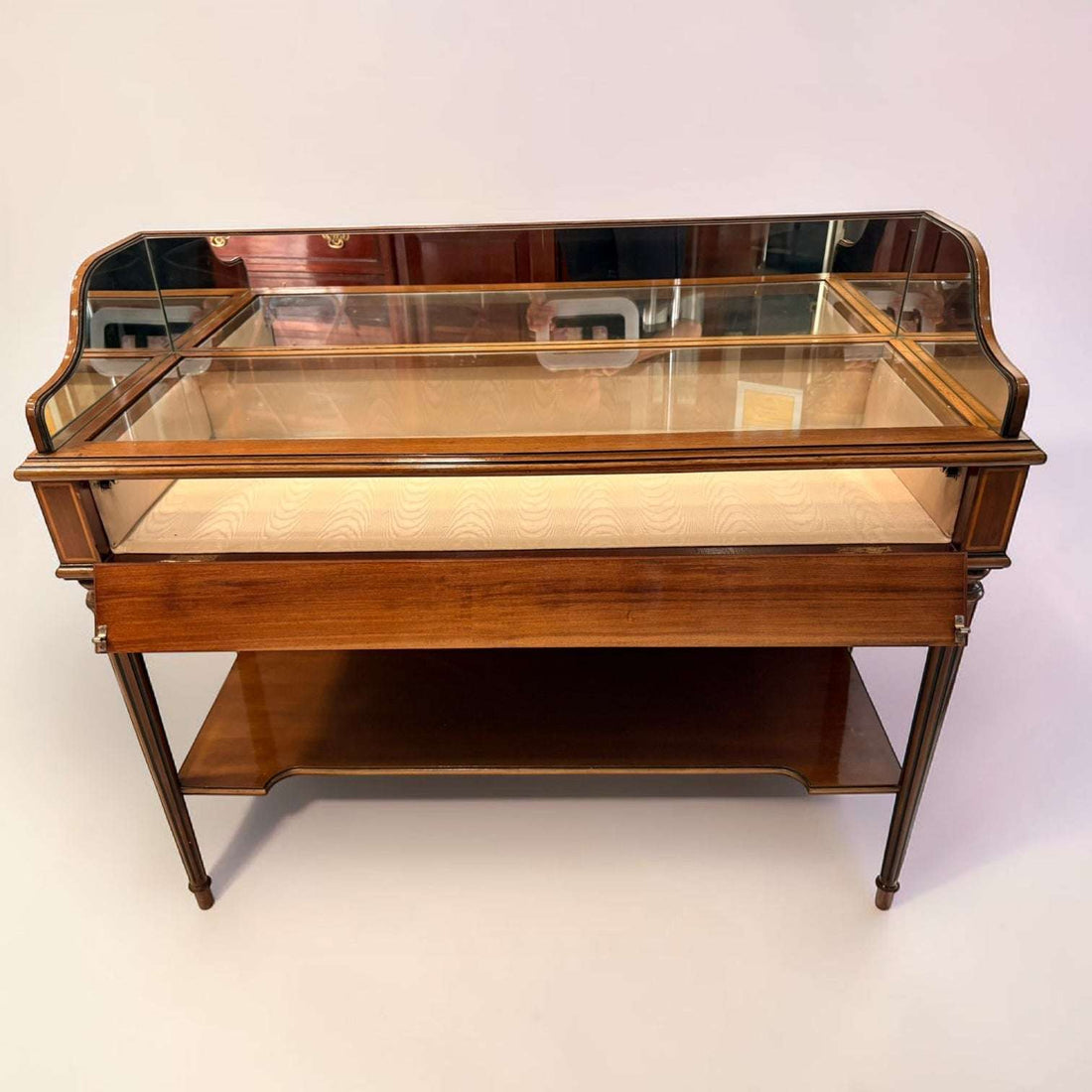 Expositor Luis XVI de caoba y cristal transparente - Cositas Antiguas – La Guadaña, Anticuarios Online en Jerez , vender antigüedades, muebles antiguos