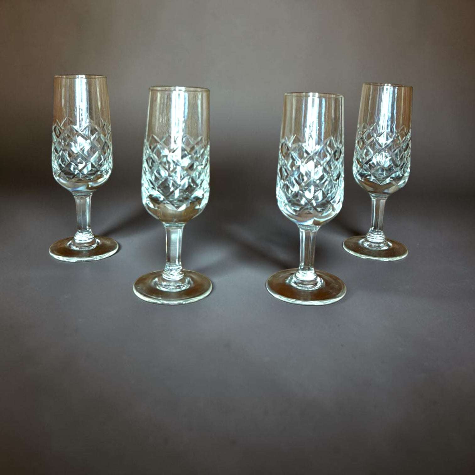 Lote de 4 catavinos de cristal tallado muy elegantes - Cositas Antiguas – La Guadaña, Anticuarios Online en Jerez , vender antigüedades, muebles antiguos