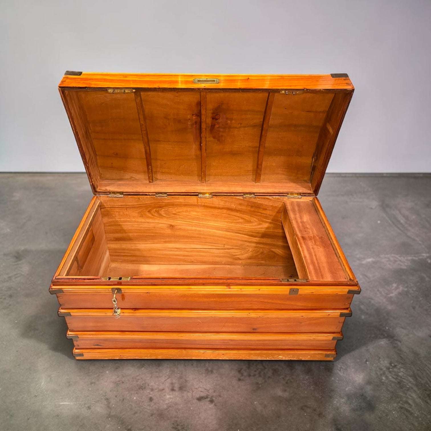 Arcón de campaña siglo XIX en madera de cedro - Cositas Antiguas – La Guadaña, Anticuarios Online en Jerez , vender antigüedades, muebles antiguos