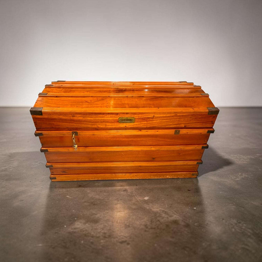 Arcón de campaña siglo XIX en madera de cedro - Cositas Antiguas – La Guadaña, Anticuarios Online en Jerez , vender antigüedades, muebles antiguos