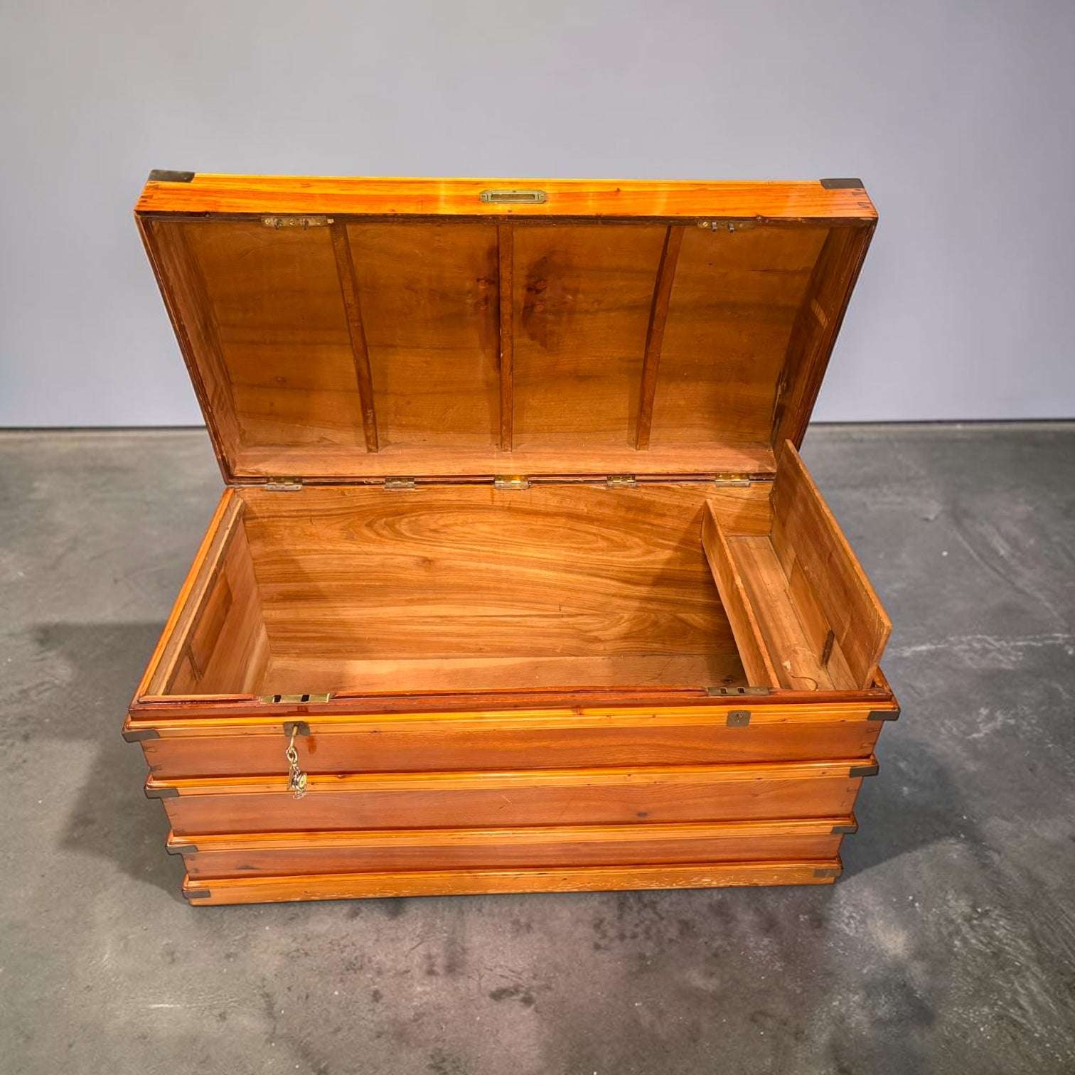 Arcón de campaña siglo XIX en madera de cedro - Cositas Antiguas – La Guadaña, Anticuarios Online en Jerez , vender antigüedades, muebles antiguos
