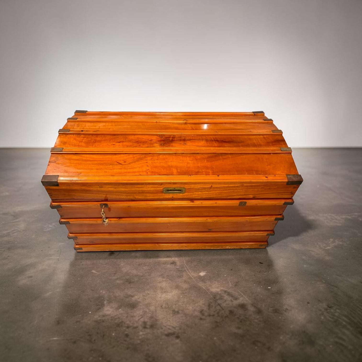 Arcón de campaña siglo XIX en madera de cedro - Cositas Antiguas – La Guadaña, Anticuarios Online en Jerez , vender antigüedades, muebles antiguos