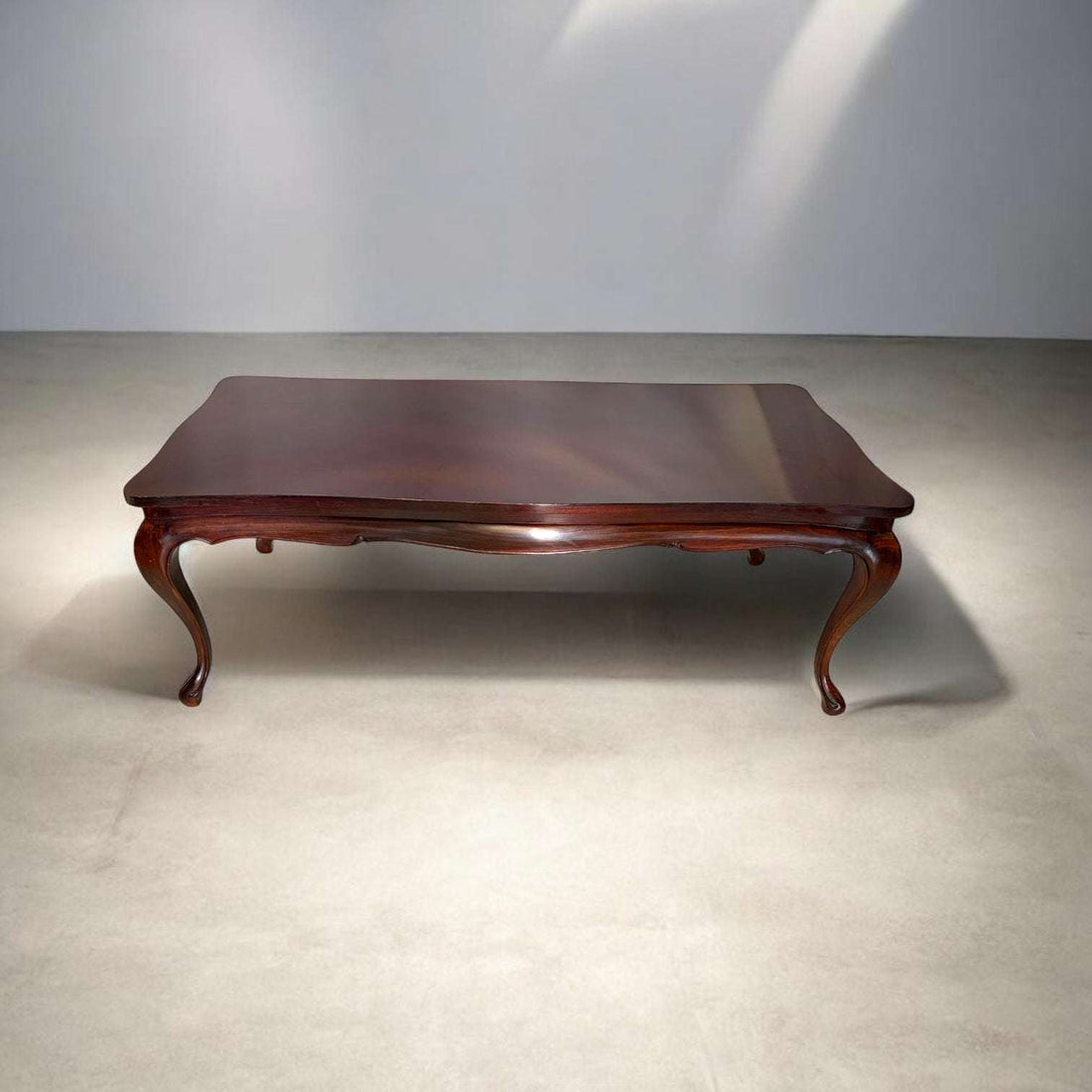 Mesa baja de madera clásica para salón con encanto - Cositas Antiguas – La Guadaña, Anticuarios Online en Jerez , vender antigüedades, muebles antiguos