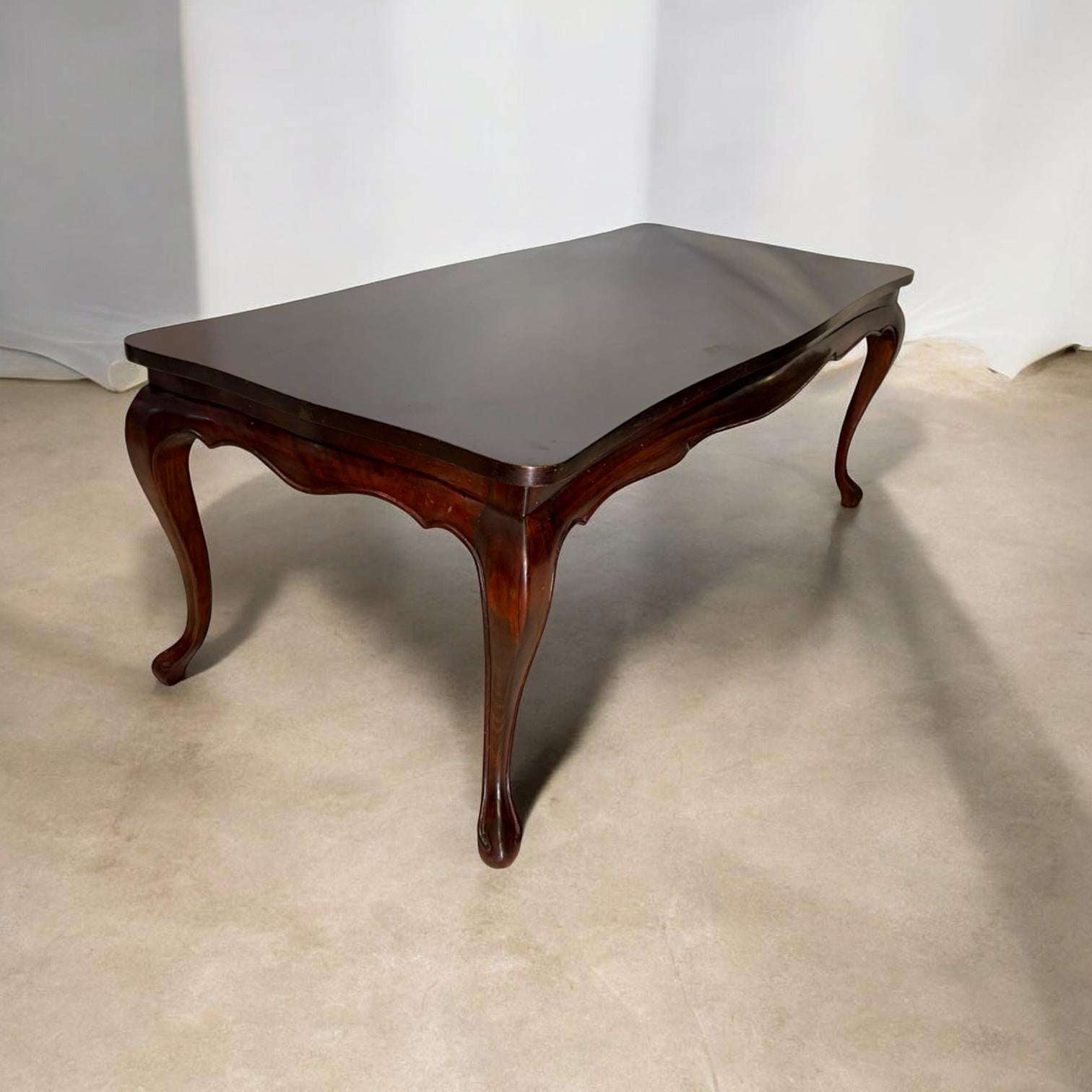 Mesa baja de madera clásica para salón con encanto - Cositas Antiguas – La Guadaña, Anticuarios Online en Jerez , vender antigüedades, muebles antiguos