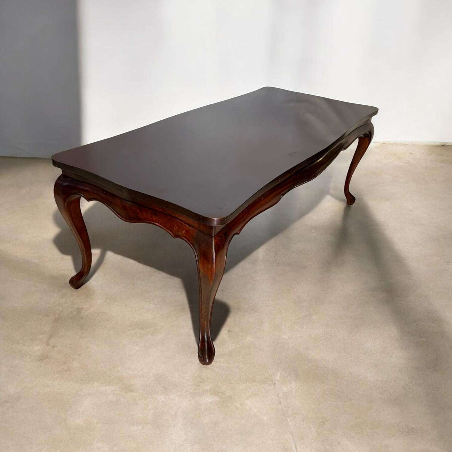 Mesa baja de madera clásica para salón con encanto - Cositas Antiguas – La Guadaña, Anticuarios Online en Jerez , vender antigüedades, muebles antiguos