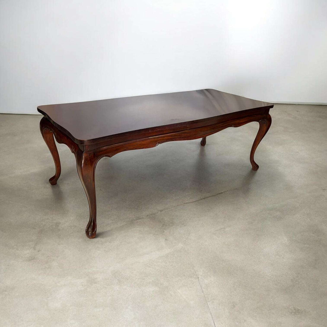 Mesa baja de madera clásica para salón con encanto - Cositas Antiguas – La Guadaña, Anticuarios Online en Jerez , vender antigüedades, muebles antiguos