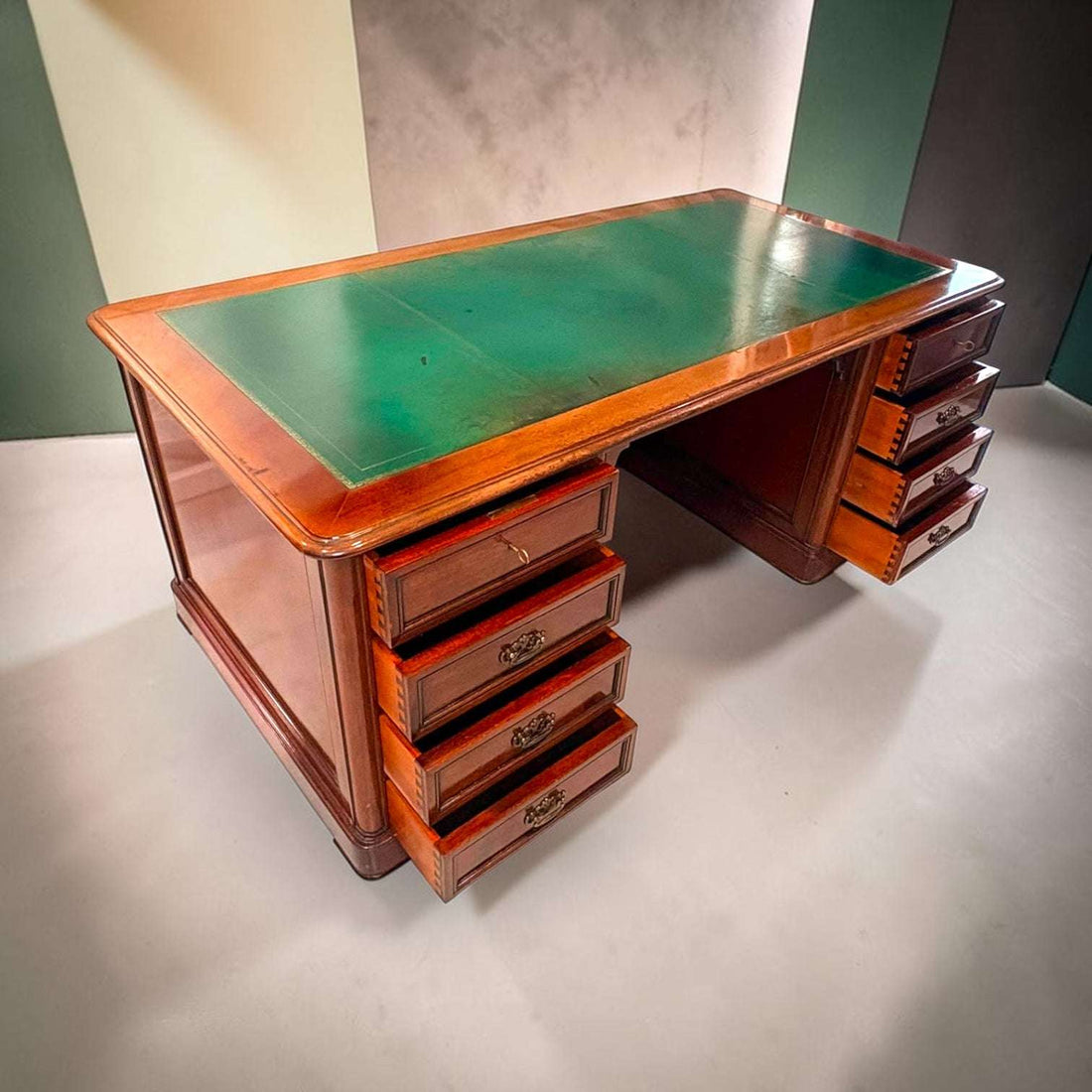 Escritorio inglés con cuero verde y cajones - Cositas Antiguas – La Guadaña, Anticuarios Online en Jerez , vender antigüedades, muebles antiguos