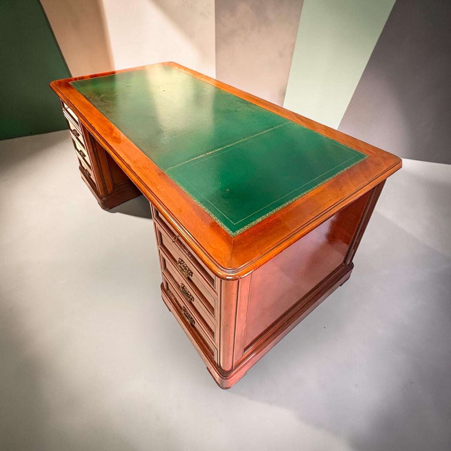 Escritorio inglés con cuero verde y cajones - Cositas Antiguas – La Guadaña, Anticuarios Online en Jerez , vender antigüedades, muebles antiguos