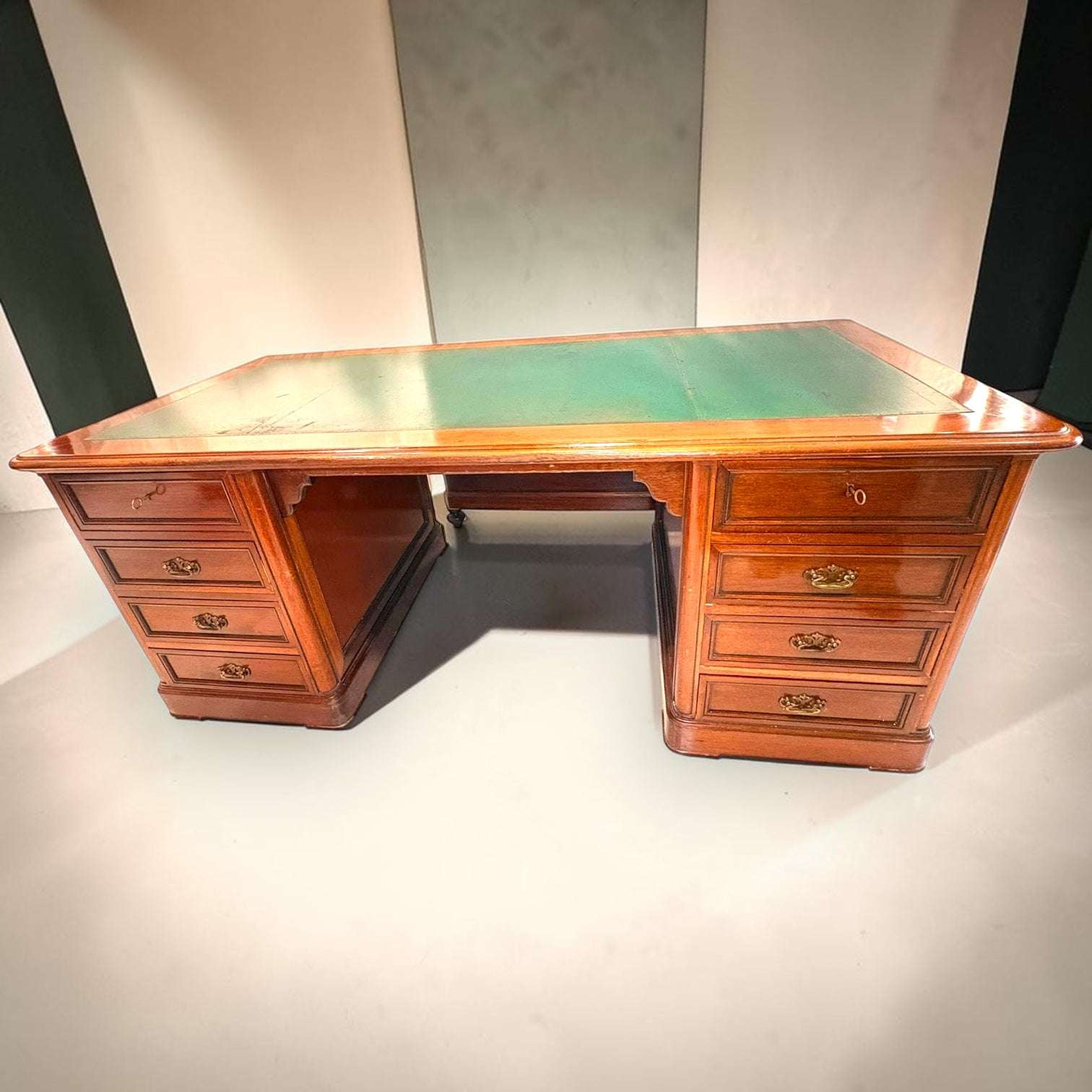 Escritorio inglés con cuero verde y cajones - Cositas Antiguas – La Guadaña, Anticuarios Online en Jerez , vender antigüedades, muebles antiguos