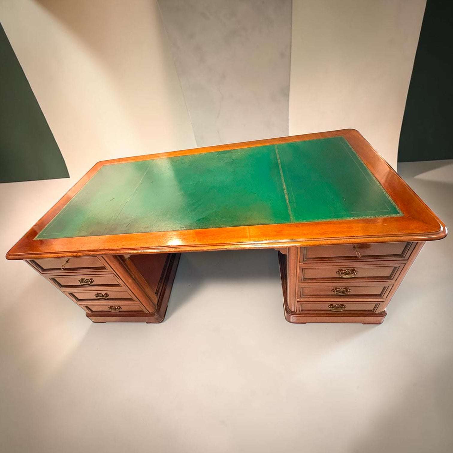 Escritorio inglés con cuero verde y cajones - Cositas Antiguas – La Guadaña, Anticuarios Online en Jerez , vender antigüedades, muebles antiguos