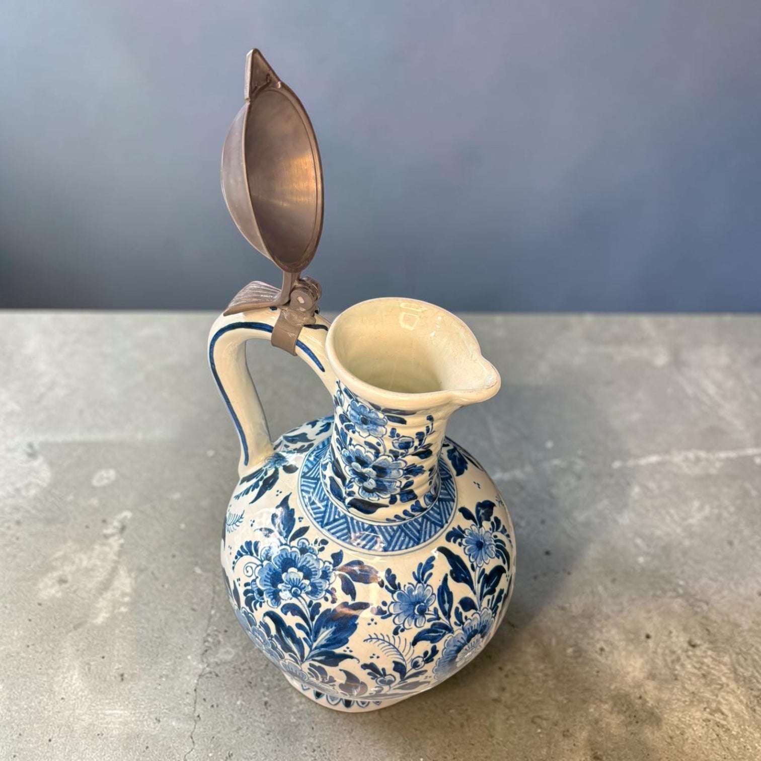 Jarra Delft azul y blanca antigua con tapa de peltre - Cositas Antiguas – La Guadaña, Anticuarios Online en Jerez , vender antigüedades, muebles antiguos
