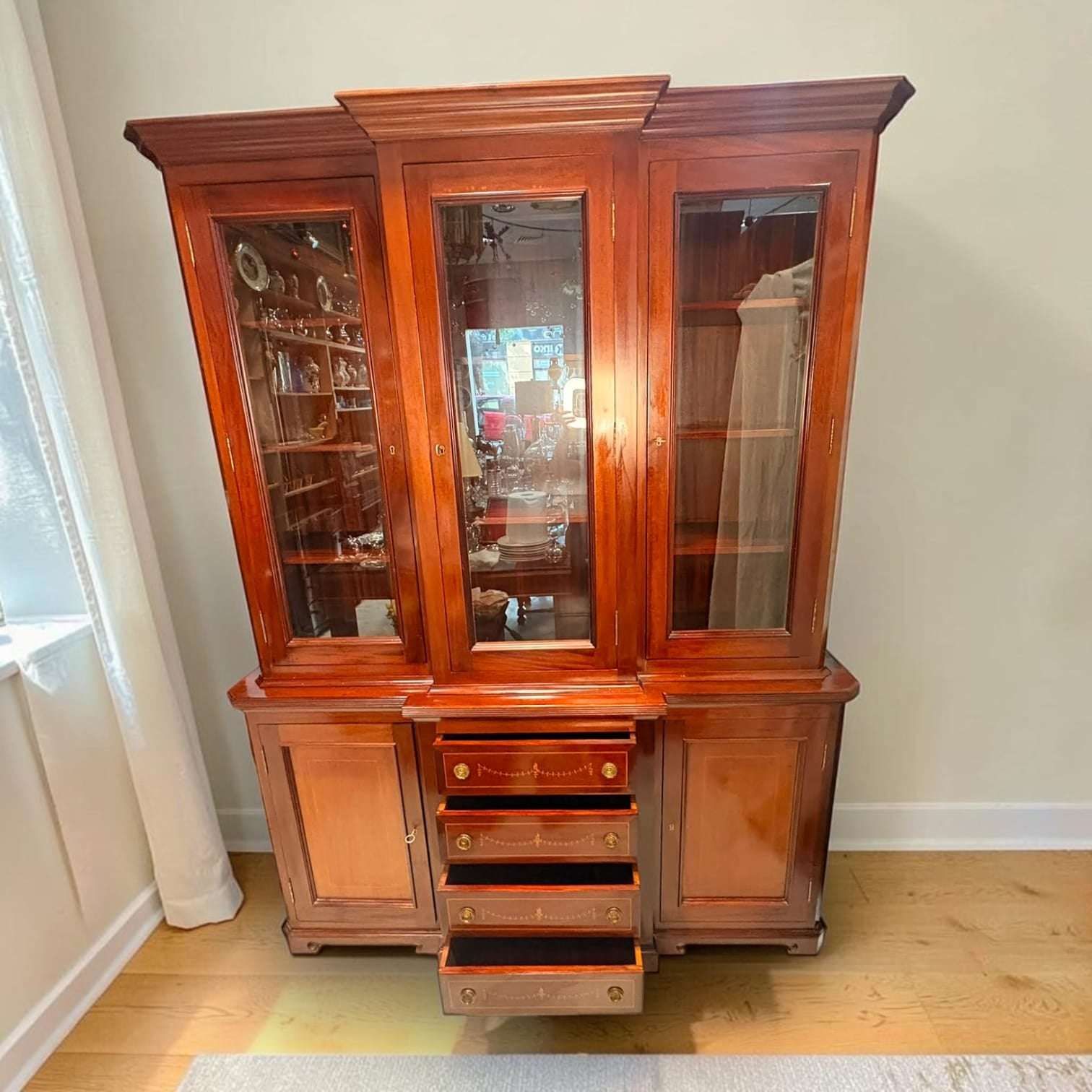 Vitrina de caoba antigua con tres puertas de cristal - Cositas Antiguas – La Guadaña, Anticuarios Online en Jerez , vender antigüedades, muebles antiguos