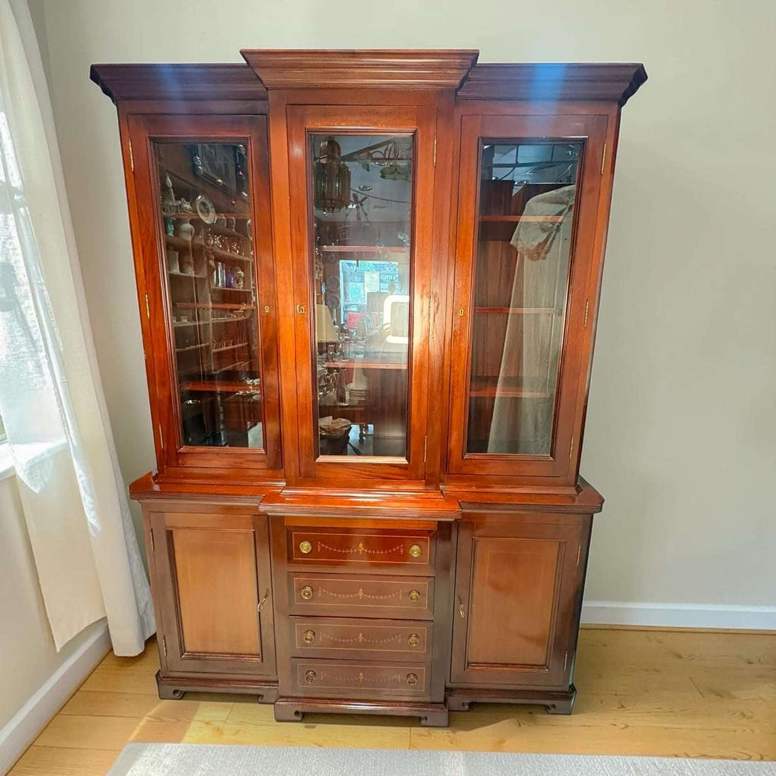 Vitrina de caoba antigua con tres puertas de cristal - Cositas Antiguas – La Guadaña, Anticuarios Online en Jerez , vender antigüedades, muebles antiguos