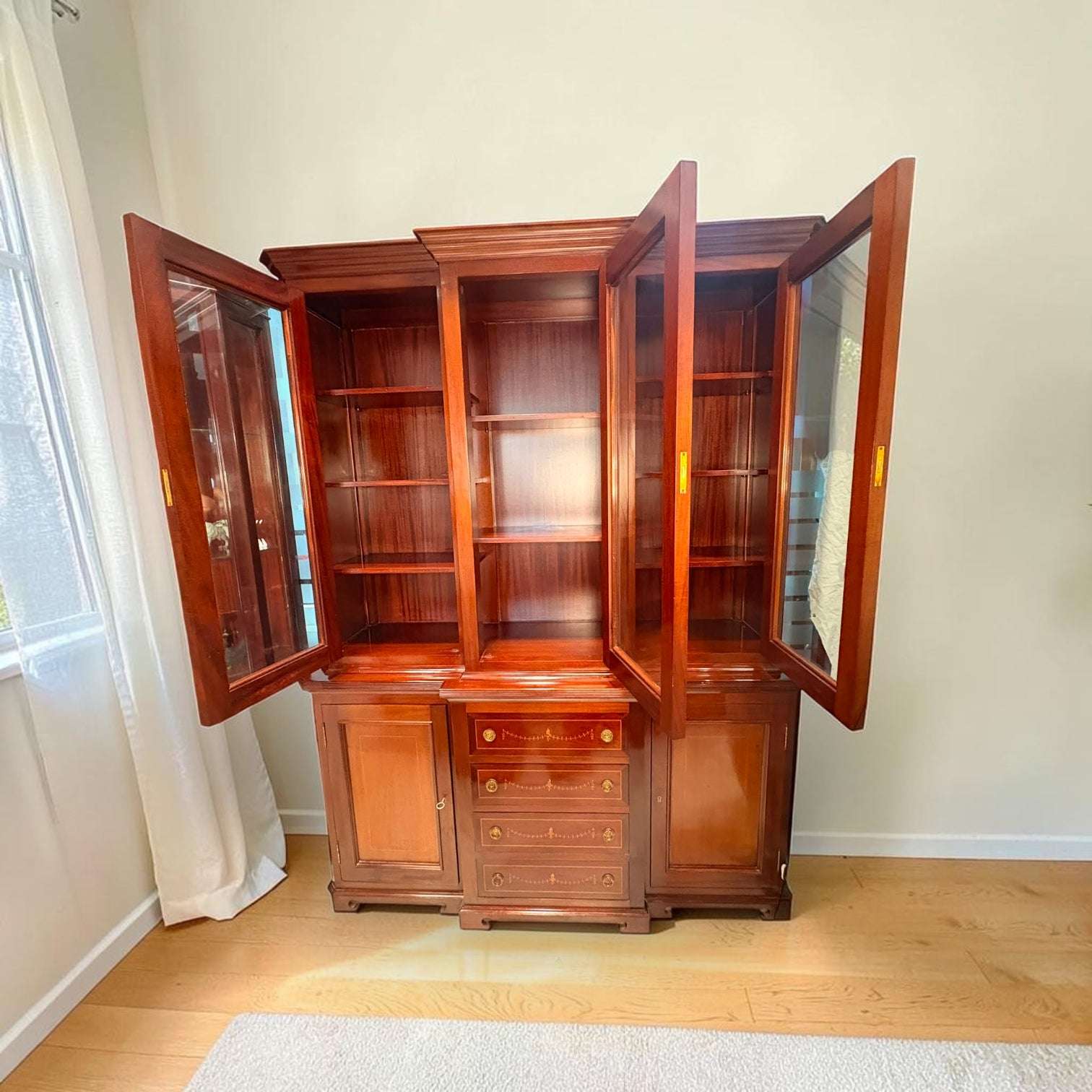 Vitrina de caoba antigua con tres puertas de cristal - Cositas Antiguas – La Guadaña, Anticuarios Online en Jerez , vender antigüedades, muebles antiguos