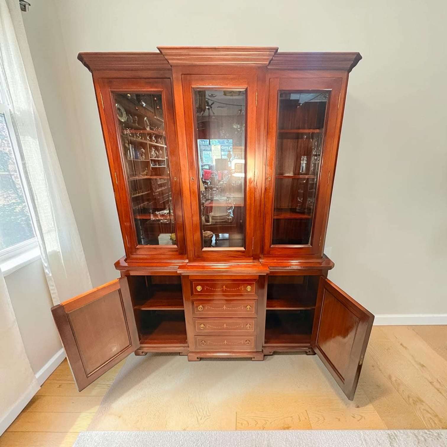 Vitrina de caoba antigua con tres puertas de cristal - Cositas Antiguas – La Guadaña, Anticuarios Online en Jerez , vender antigüedades, muebles antiguos