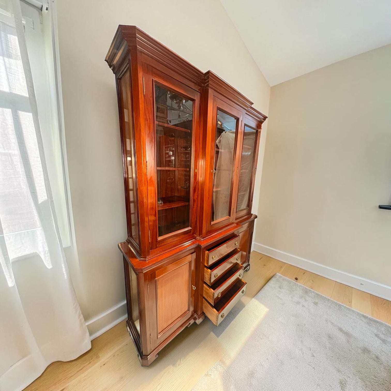 Vitrina de caoba antigua con tres puertas de cristal - Cositas Antiguas – La Guadaña, Anticuarios Online en Jerez , vender antigüedades, muebles antiguos
