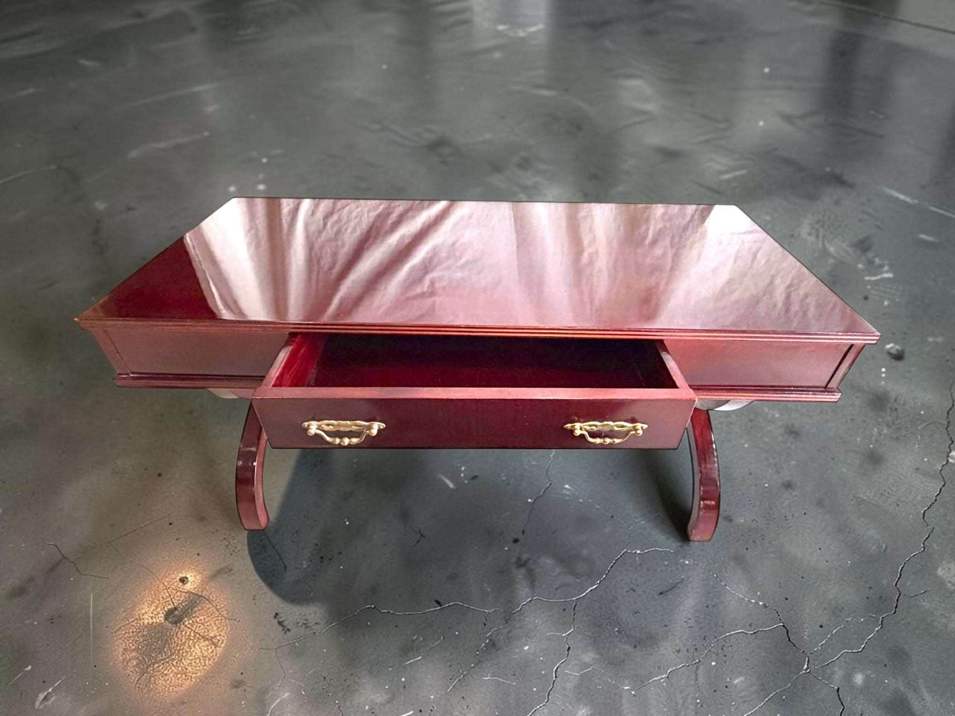 Mesa baja de madera con cajón frontal y patas curvas - Cositas Antiguas – La Guadaña, Anticuarios Online en Jerez , vender antigüedades, muebles antiguos