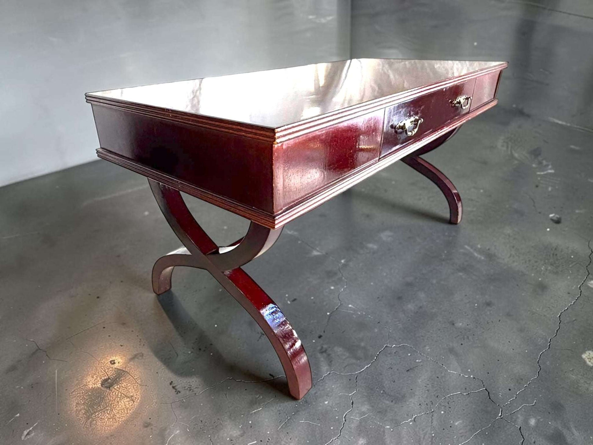 Mesa baja de madera con cajón frontal y patas curvas - Cositas Antiguas – La Guadaña, Anticuarios Online en Jerez , vender antigüedades, muebles antiguos