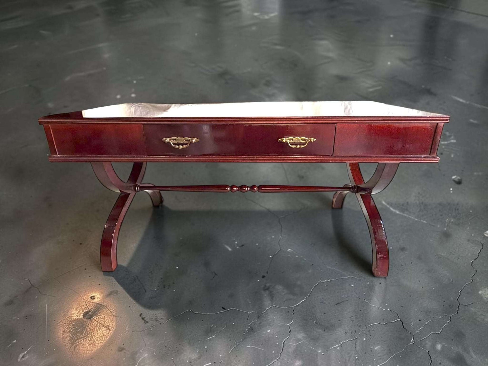 Mesa baja de madera con cajón frontal y patas curvas - Cositas Antiguas – La Guadaña, Anticuarios Online en Jerez , vender antigüedades, muebles antiguos