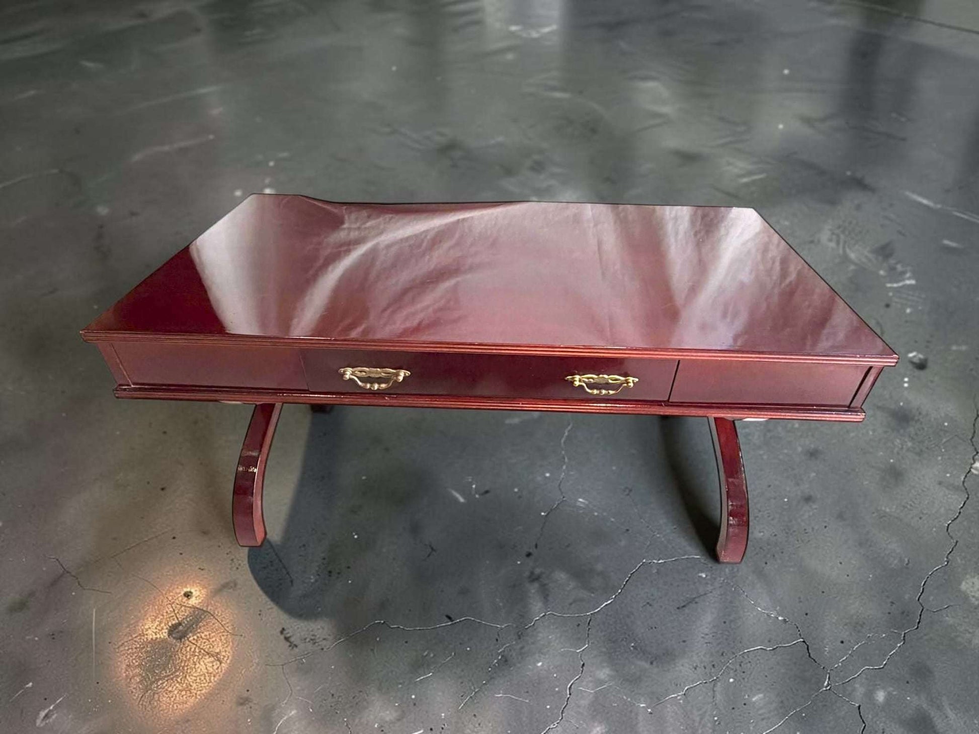 Mesa baja de madera con cajón frontal y patas curvas - Cositas Antiguas – La Guadaña, Anticuarios Online en Jerez , vender antigüedades, muebles antiguos